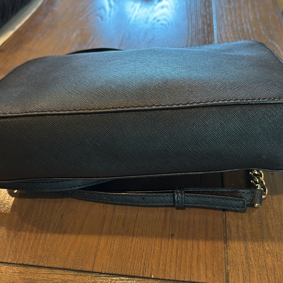 🖤💛MICHAEL KORS
Chain-Link Saffiano Leather Crossbody Bag - Picture 9 of 11